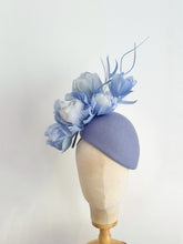 Load image into Gallery viewer, Blooms felt Hat - blues