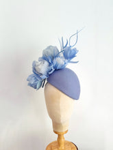 Load image into Gallery viewer, Blooms felt Hat - blues