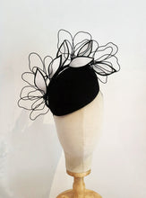 Load image into Gallery viewer, Aurora felt hat - black and white
