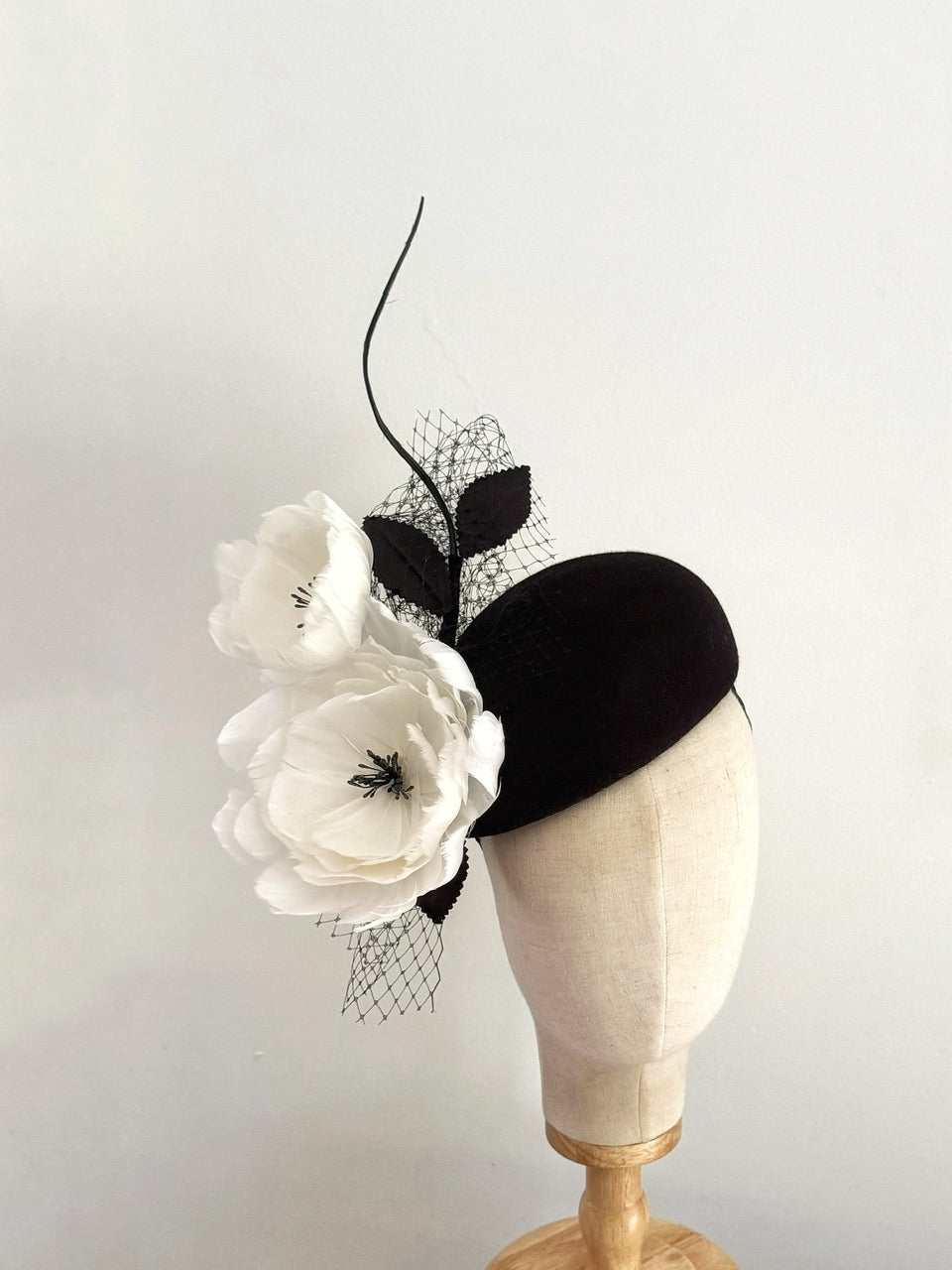 Lorena - felt hat with feather blooms