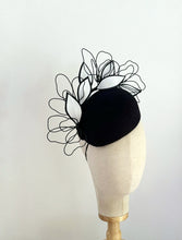 Load image into Gallery viewer, Aurora felt hat - black and white
