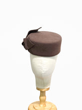 Load image into Gallery viewer, Side Bow pillbox - mocha brown
