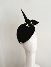 Load image into Gallery viewer, Black felt hat with pearls
