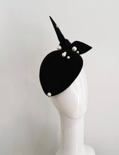 Load image into Gallery viewer, Black felt hat with pearls
