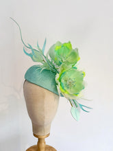 Load image into Gallery viewer, feather flower hat - lime  splice
