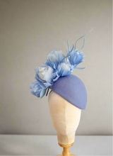 Load image into Gallery viewer, Blooms felt Hat - blues
