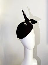 Load image into Gallery viewer, Black felt hat with pearls
