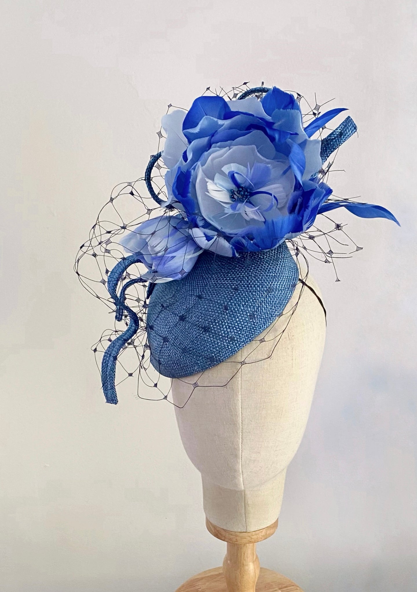 EMMY feather flower hat - blues