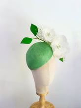 Load image into Gallery viewer, Green double Feather floral feature  hat
