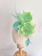 Load image into Gallery viewer, feather flower hat - lime  splice
