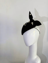 Load image into Gallery viewer, Black felt hat with pearls
