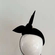 Load image into Gallery viewer, Black felt hat with pearls
