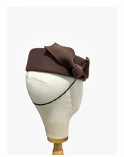 Load image into Gallery viewer, Side Bow pillbox - mocha brown
