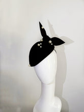 Load image into Gallery viewer, Black felt hat with pearls
