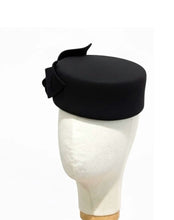 Load image into Gallery viewer, Side Bow pillbox - black
